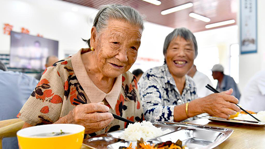 东方首个老年人幸福餐桌启用