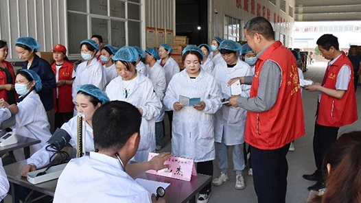 河南省方城县总工会开展《职业病防治法》宣传周活动